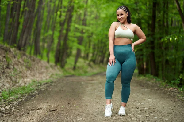 Size Young Beautiful Runner Woman Posing Forest — Stock Photo, Image
