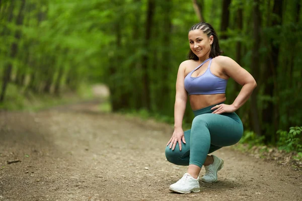 Além Tamanho Jovem Bela Mulher Corredor Posando Floresta — Fotografia de Stock