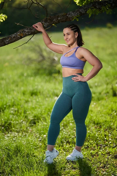 Size Young Beautiful Runner Woman Posing Forest — Stock Photo, Image