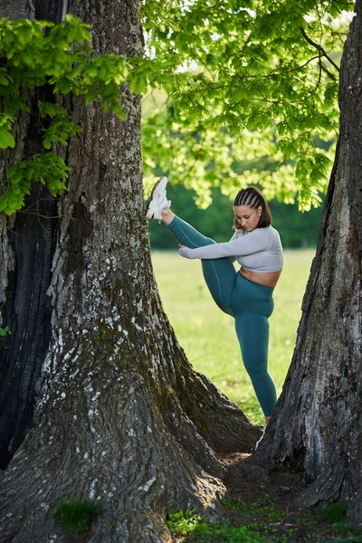 Size Young Woman Climbing Oak Tree — Stock Photo, Image