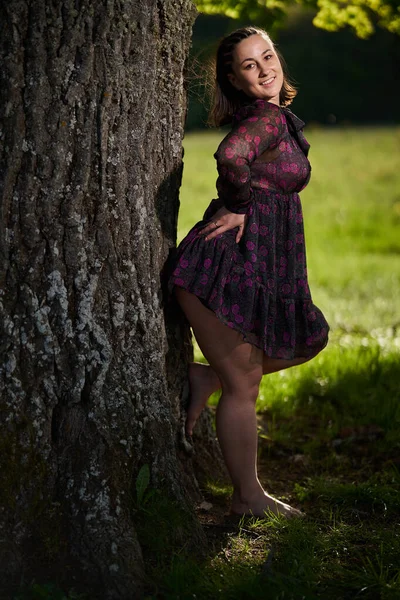 Size Beautiful Woman Summer Dress Huge Oak Forest — Stock Photo, Image