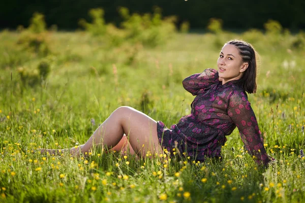 Hermosa Talla Más Modelo Femenino Campo Flores Silvestres Junto Bosque —  Fotos de Stock