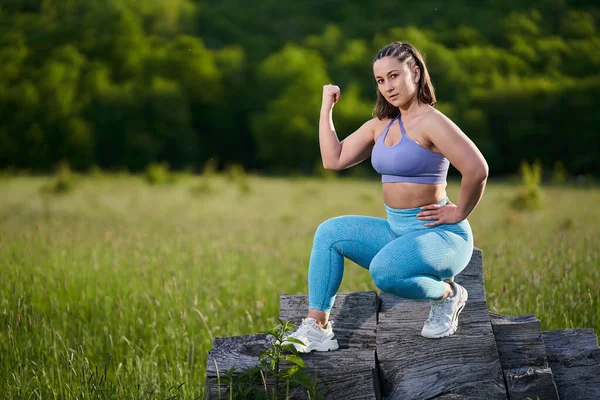 Talla Más Mujer Joven Atuendo Deportivo Haciendo Ejercicios Fitness Con —  Fotos de Stock