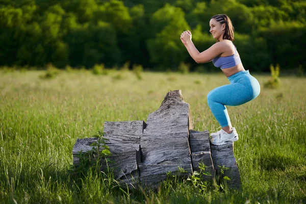 Tamanho Mais Jovem Mulher Traje Esportivo Fazendo Exercícios Fitness Com — Fotografia de Stock