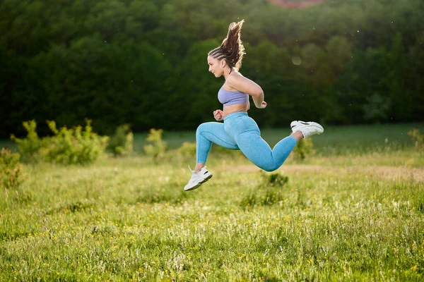 Storlek Ung Kvinna Sport Klädsel Gör Fitness Övningar Med Kroppsvikt — Stockfoto