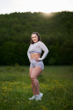 Ayrıca ormanda poz veren genç ve güzel bir kadın.