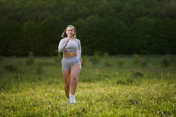 Vacker Storlek Löpare Kvinna Som Springer Grusväg Skogen — Stockfoto