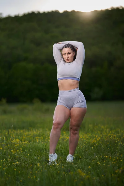 Size Jonge Mooie Runner Vrouw Poseren Het Bos — Stockfoto