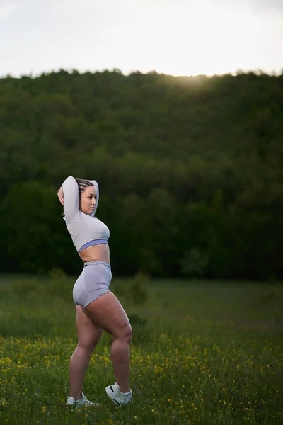 Size Junge Schöne Läuferin Posiert Wald — Stockfoto