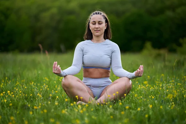 Confident Beautiful Size Woman Doing Yoga Field Forest — Stock Photo, Image