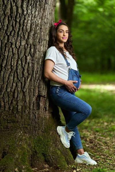 Portré Egy Gyönyörű Fiatal Spanyol Terhes Nőről Egy Lombhullató Erdőben — Stock Fotó