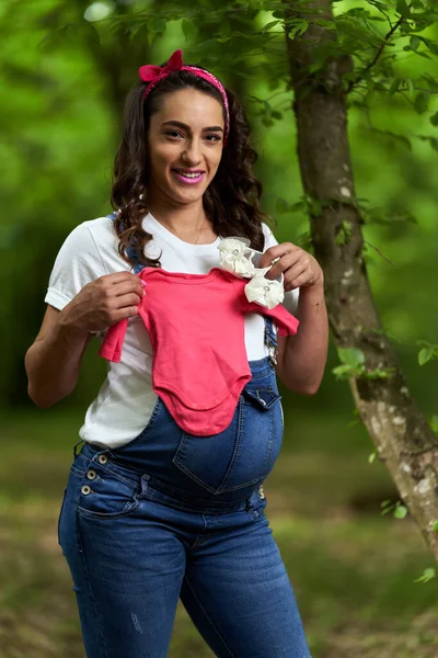 Portré Egy Gyönyörű Fiatal Spanyol Terhes Nőről Egy Lombhullató Erdőben — Stock Fotó