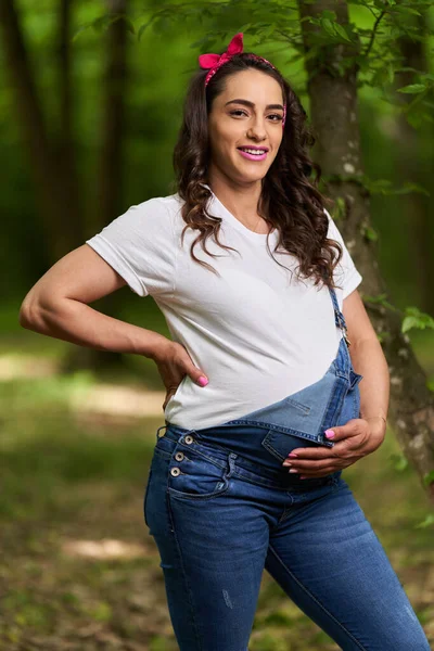 Retrato Uma Bela Jovem Hispânica Grávida Uma Floresta Caduca Verão — Fotografia de Stock