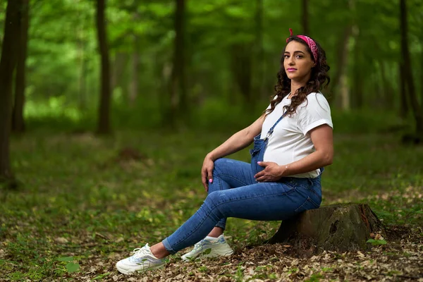 Retrato Uma Bela Jovem Hispânica Grávida Uma Floresta Caduca Verão — Fotografia de Stock