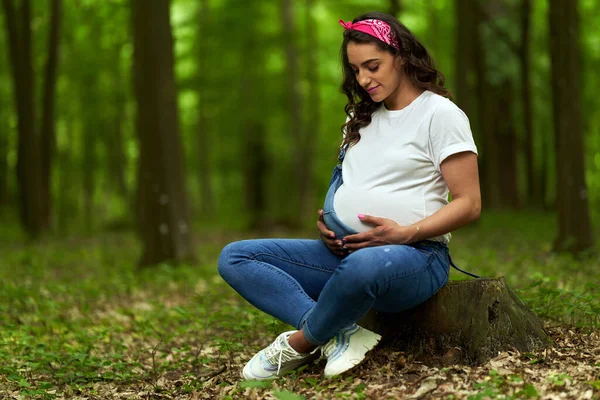 Retrato Una Hermosa Joven Hispana Embarazada Bosque Caducifolio Verano — Foto de Stock