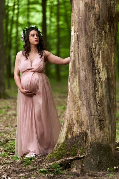 Retrato Una Hermosa Joven Hispana Embarazada Bosque Caducifolio Verano — Foto de Stock