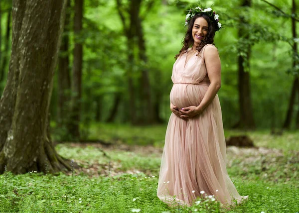 Portretul Unei Tinere Frumoase Femei Însărcinate Hispanice Într Pădure Foioase — Fotografie, imagine de stoc