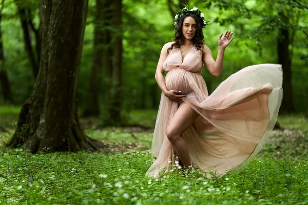 Portretul Unei Tinere Frumoase Femei Însărcinate Hispanice Într Pădure Foioase — Fotografie, imagine de stoc