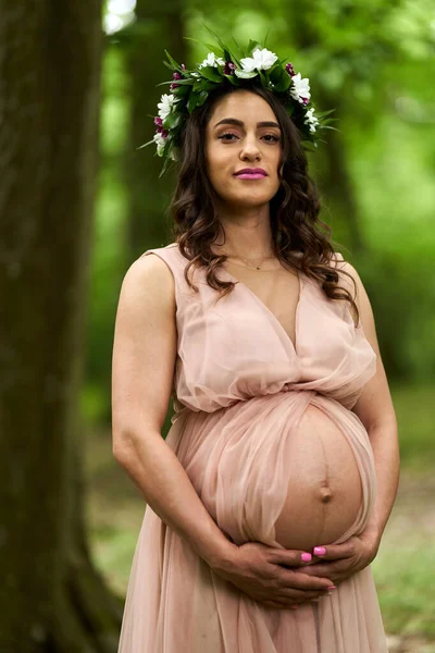 夏の落葉樹林で美しい若いヒスパニック系妊婦の肖像画 — ストック写真
