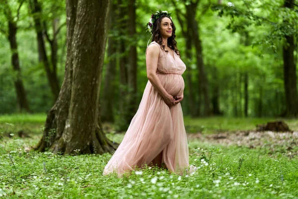 夏の落葉樹林で美しい若いヒスパニック系妊婦の肖像画 — ストック写真