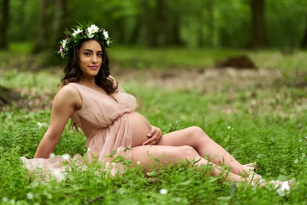 Portret Pięknej Młodej Latynoskiej Kobiety Ciąży Lesie Liściastym — Zdjęcie stockowe