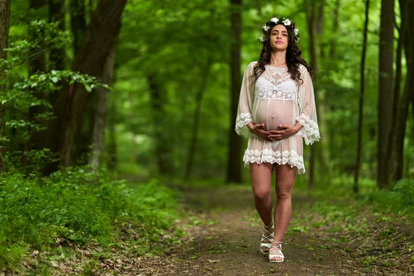 Portrait Une Belle Jeune Femme Enceinte Hispanique Dans Une Forêt — Photo