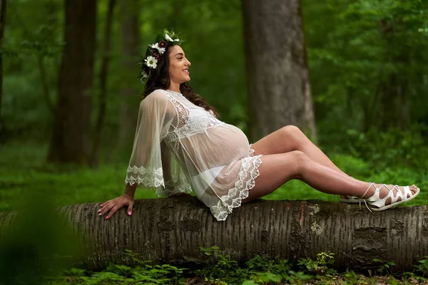 Retrato Uma Bela Jovem Hispânica Grávida Uma Floresta Caduca Verão — Fotografia de Stock