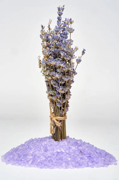 Fechar Uma Pilha Sal Banho Lavanda Isolado Fundo Branco — Fotografia de Stock