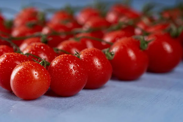 Primo Piano Pomodorini Italiani Con Rugiada Una Tavola Legno Blu — Foto Stock