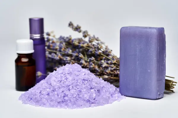 Lavendel Badzout Zeep Oliën Cosmetische Producten Geïsoleerd Witte Achtergrond — Stockfoto