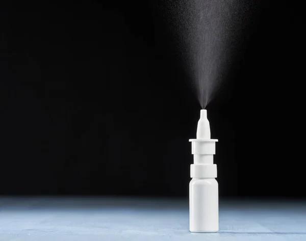 Spray Nasale Pompaggio Con Copyspace Sinistra Testo — Foto Stock