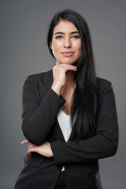 Başarılı İspanyol iş kadını gri arka planda, stüdyo çekimi