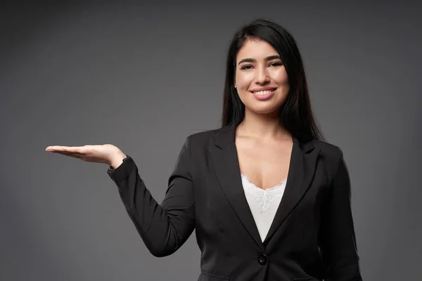 Smiling Hispanic Businesswoman Pointing Copyspace Presenting Invisible Product — Stock Photo, Image