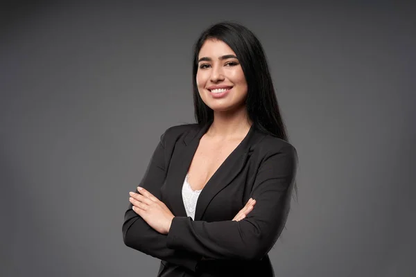 Estúdio Retrato Uma Mulher Negócios Hispânica Sorridente Fundo Cinza — Fotografia de Stock