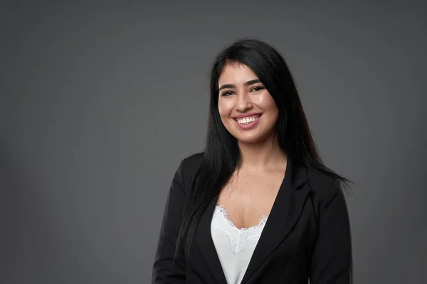 Retrato Estudio Una Sonriente Empresaria Hispana Sobre Fondo Gris — Foto de Stock