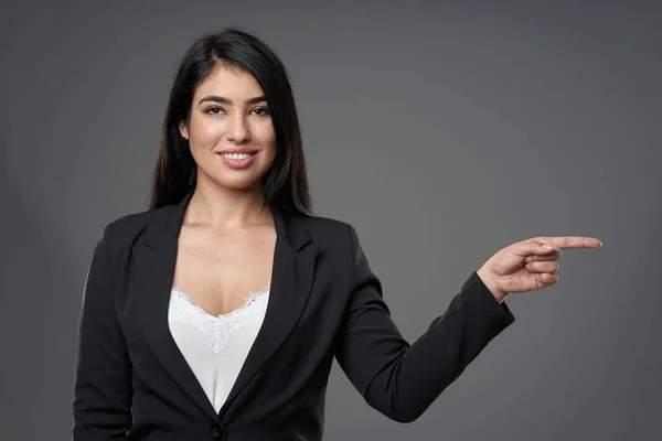 Smiling Hispanic Businesswoman Pointing Copyspace Presenting Invisible Product — Stock Photo, Image