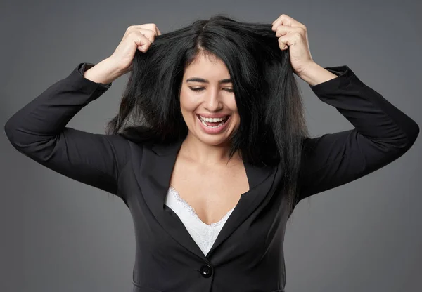 Frustrada Latina Empresária Gritando Puxando Cabelo — Fotografia de Stock