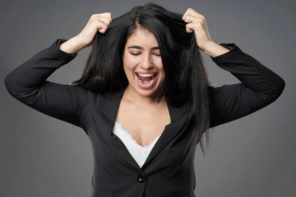 Frustrada Latina Empresária Gritando Puxando Cabelo — Fotografia de Stock