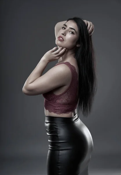 Hispanic Size Schöne Junge Frau Auf Grauem Hintergrund — Stockfoto