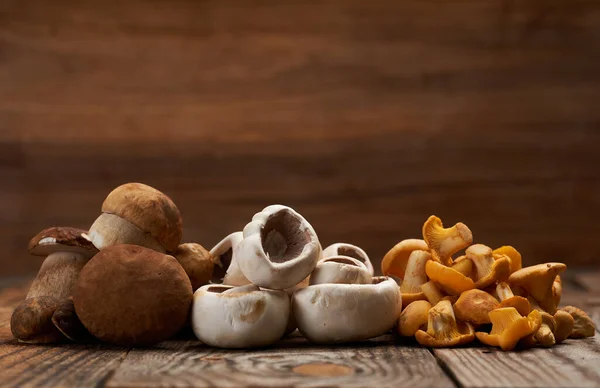 Eine Vielzahl Essbarer Waldpilze Botele Chantarelle Und Champignons Auf Holzbrett — Stockfoto