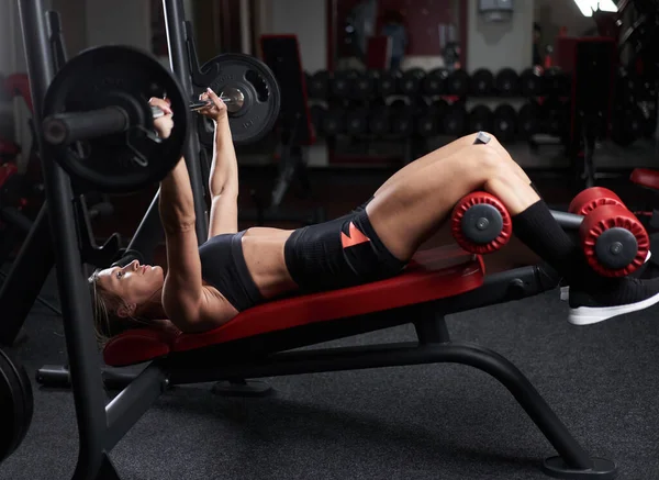 Mujer Fitness Joven Haciendo Press Banca Inclinada Con Barra Para — Foto de Stock