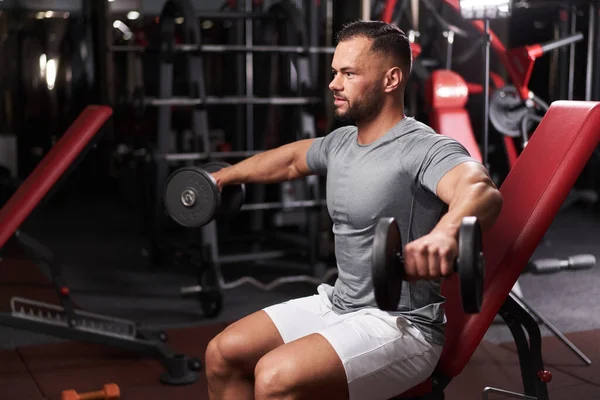 Jeune Homme Dans Salle Gym Faire Entraînement Épaule Avec Haltères — Photo