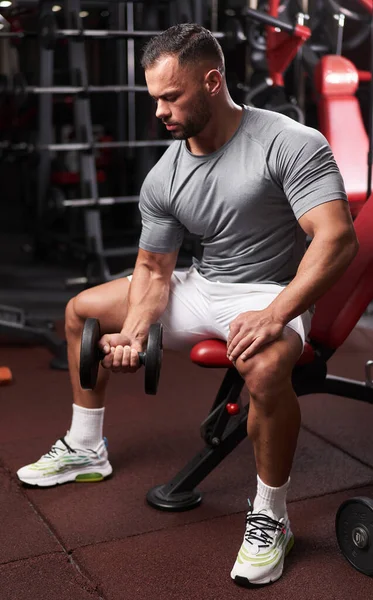 Fisiculturista Fazendo Bíceps Cachos Treino Com Halteres Ginásio — Fotografia de Stock