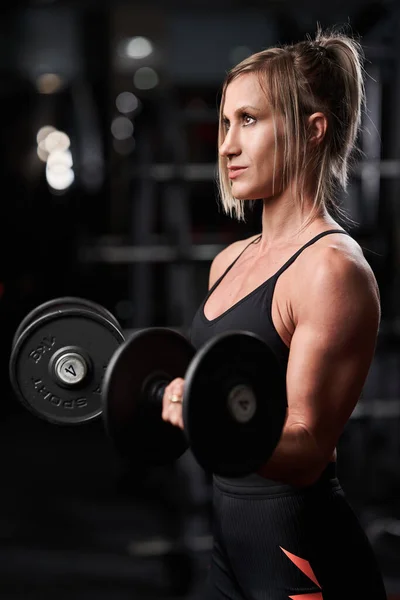 Mujer Fitness Haciendo Ejercicio Bíceps Con Pesas Gimnasio — Foto de Stock