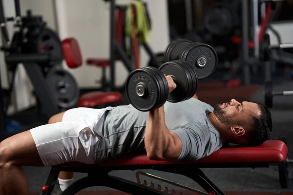 Młody Fitness Człowiek Robi Wyciskanie Ławce Ciężkimi Hantlami Treningu Klatki — Zdjęcie stockowe