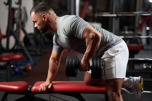 Bodybuilder Doet Halterrij Voor Rugtraining Een Bank Fitnessruimte — Stockfoto