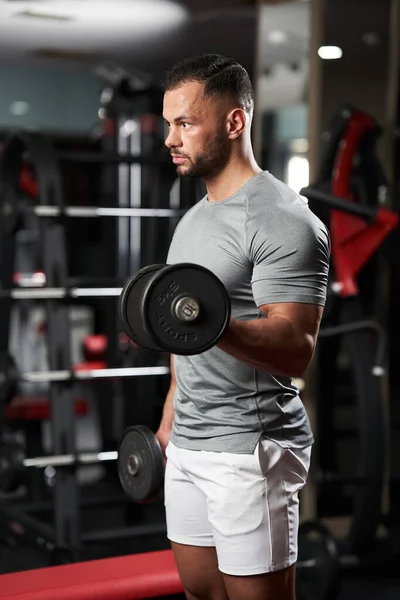 Bodybuilder Faire Biceps Boucles Entraînement Avec Haltères Dans Salle Gym — Photo