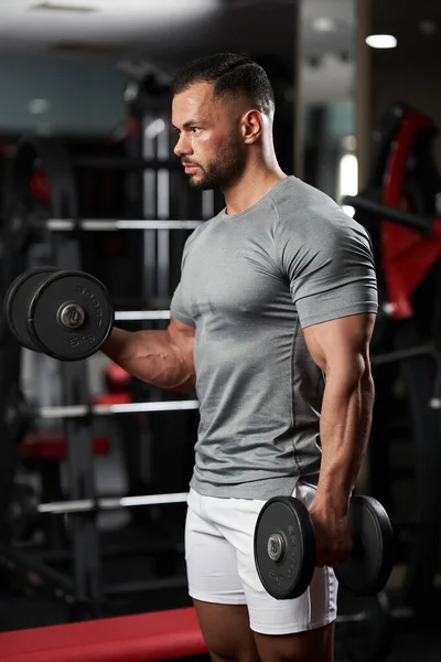 Culturista Haciendo Ejercicios Bíceps Con Pesas Gimnasio — Foto de Stock