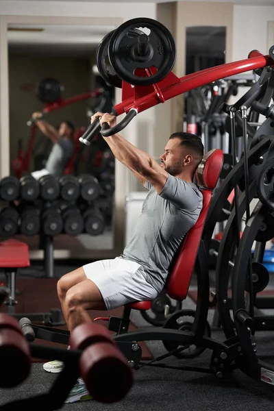 Bodybuilder Κάνει Προπόνηση Στο Στήθος Τύπου Στο Μηχάνημα Στο Γυμναστήριο — Φωτογραφία Αρχείου
