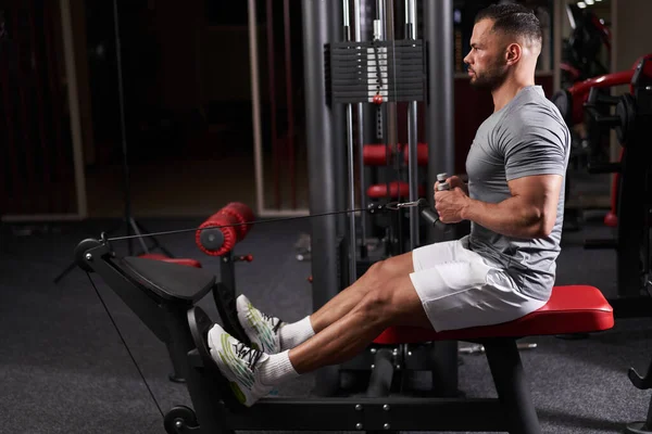 Atletische Man Doet Terug Workout Kabelbaan Machine — Stockfoto